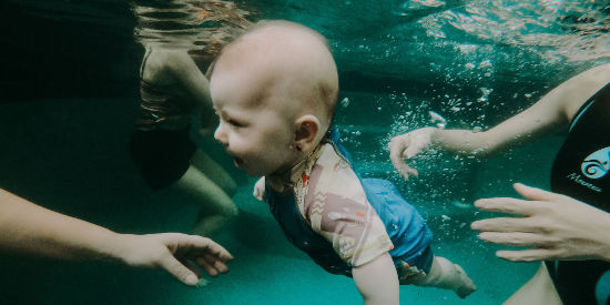 Bébé qui nage